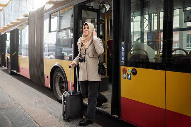Frauen reisen mit dem Bus vom Flughafen Wien an