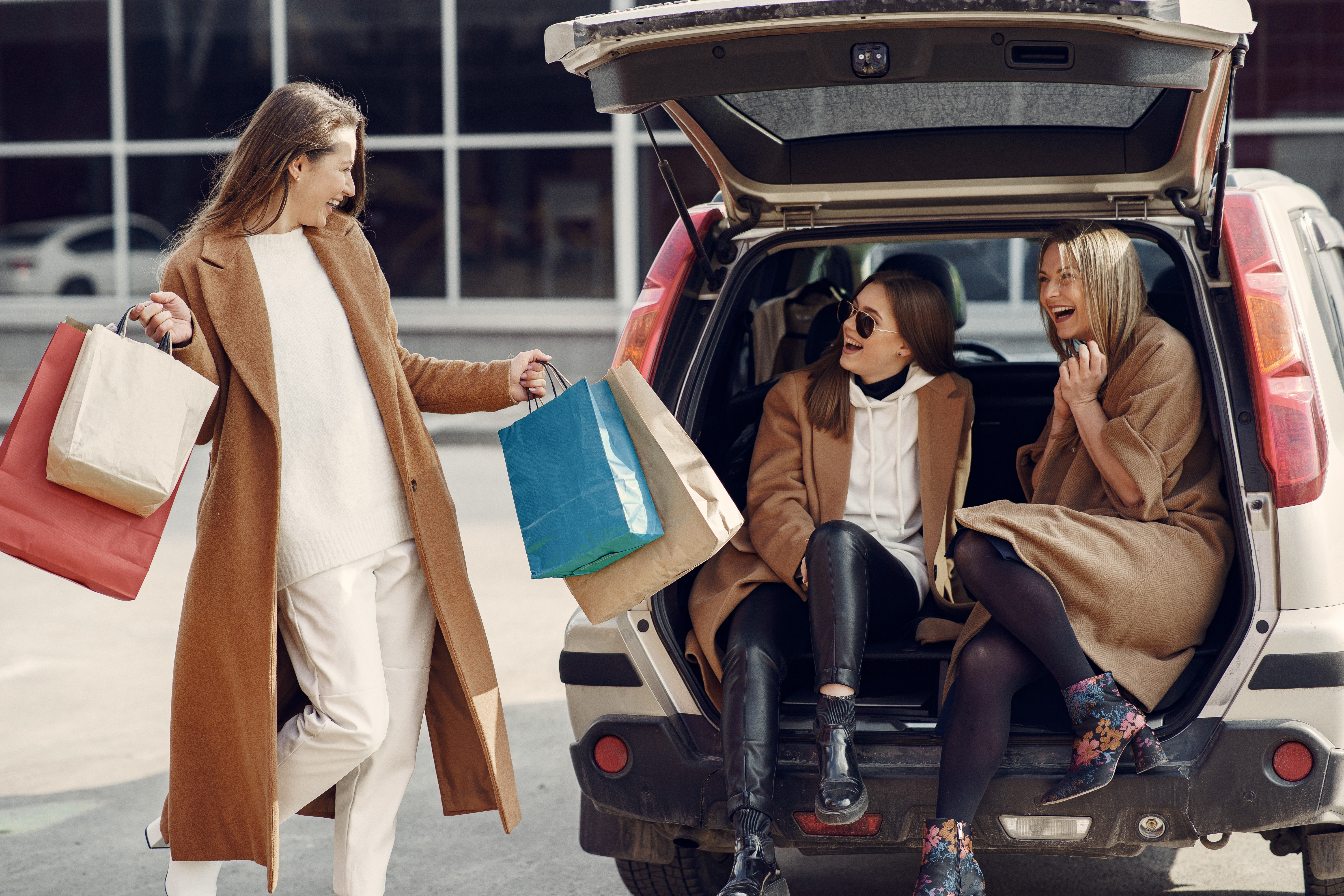 women are shopping in vienna